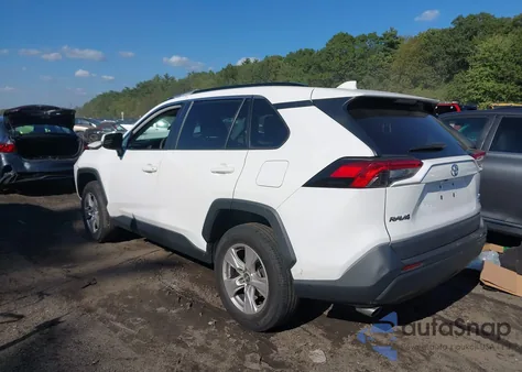 2021 Toyota Rav4 Xle z USA, uszkodzony, nr VIN 2T3P1RFV8MC147558